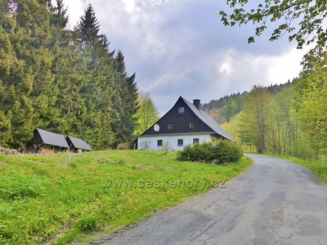 Poslední chalupa v horní části obce Kunčice u silničky na Paprsek