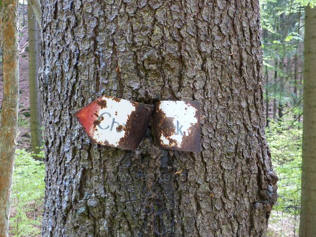 Zapomenutá směrovka u silničky k chatě Paprsek