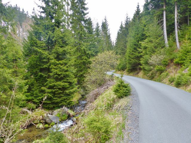 Silnička k Paprsku se stále vine jako had mírným stoupáním ke svému cíli