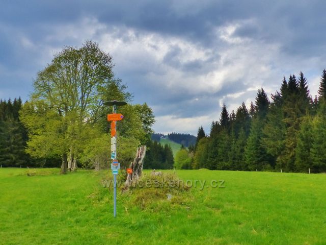 Pohled ze sedla pod Větrovem k chatě Paprsek