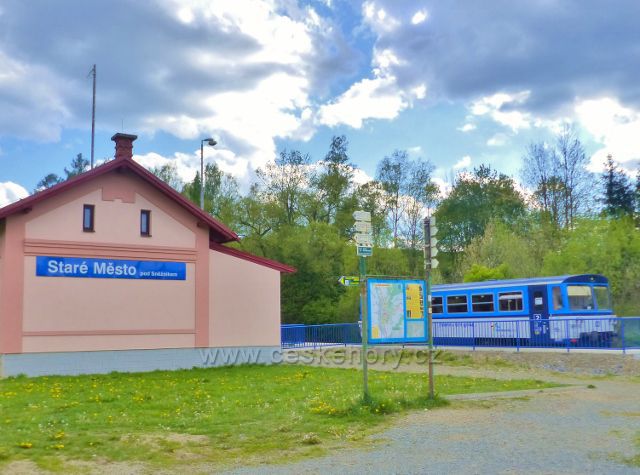 Turistický rozcestník " Staré Město p.S. 518 m.n.m. Železniční trať z Hanušovic údolím Krupé v provozu od 4.10.1905"