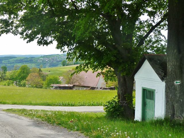 Jamné nad Orlicí - pohled od kapličky k Sobkovicím na protějším svahu