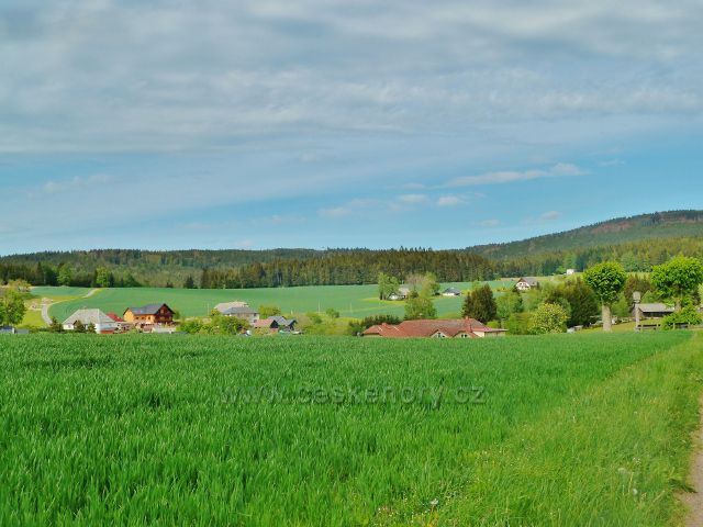 Jamné nad Orlicí - pohled k horní části obce "Na Brodě". Vlevo je cesta do Zákopanky, vpravo pak vodárna pod Suchým vrchem