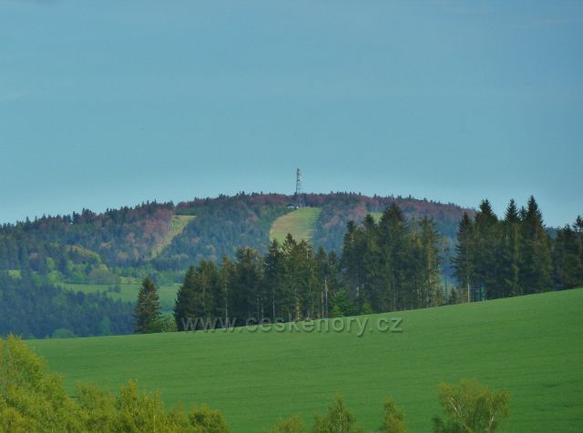 Jamné nad Orlicí - pohled z rozcestí Nad Brodem na sjezdovky na Bukové hoře nad Čenkovicemi
