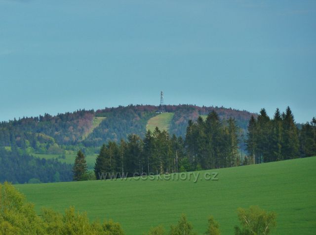Jamné nad Orlicí - pohled z rozcestí Nad Brodem na sjezdovky na Bukové hoře nad Čenkovicemi