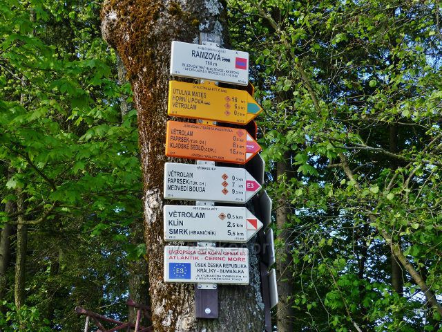 Turistický rozcestník "Ramzová žst.760 m.n.m." je jedním z výchozích míst výletů na hřeben Rychlebských hor