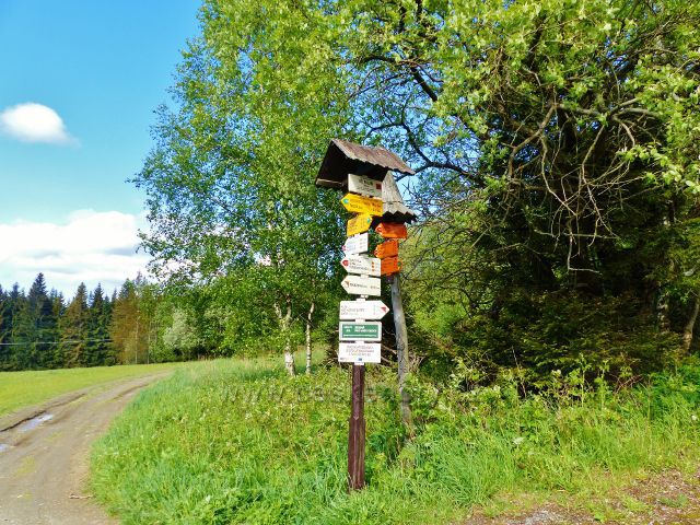 Ramzová - rozcestí Větrolam- vpravo začíná hřebenovka přes Klín na Smrk, vlevo pak pokračuje cesta po modré a červené TZ do Petříkova.