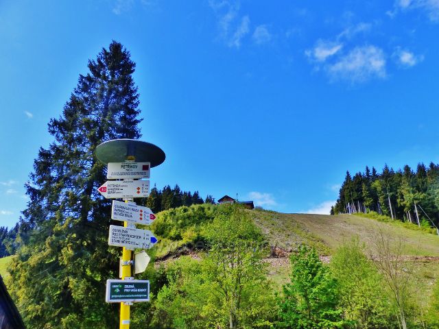 Turistický rozcestník "Petříkov 792 m.n.m..Osada založená na kolštejnském panství r.1617 Hanušem Petřvaldským z Petřvaldu. Zde odbočuje vpravo cesta po modré TZ na nejvyšší vrchol Rychlebských hor Smrk(1127 m.n.m.)