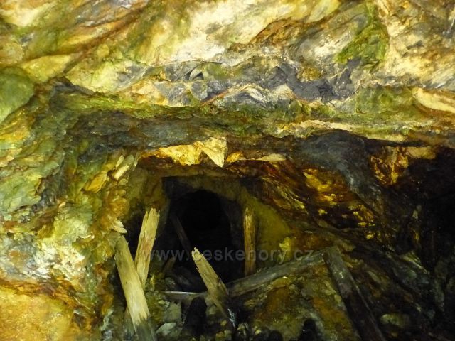 Petříkov - detail vchodu do Střední štoly II. bývalého grafitového dolu