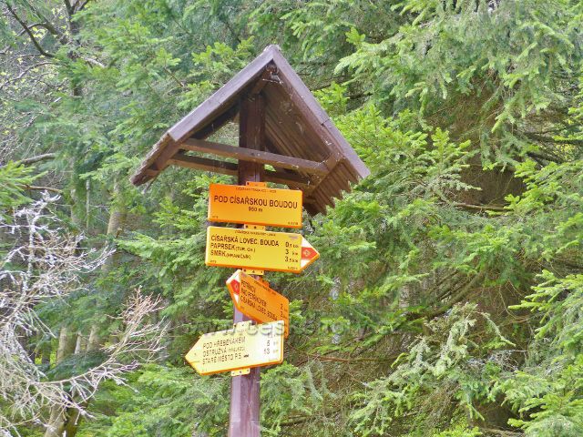 Petříkov - turistický rozcestník"Pod Císařskou boudou 950 m.n.m."