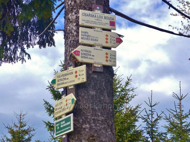 Staré Město - turistický rozcestník "Císařská lovecká bouda 1013 m.n.m. Sedlo mezi Travnou a Trnovou horou, turistická útulna LČR z r. 2017 "
