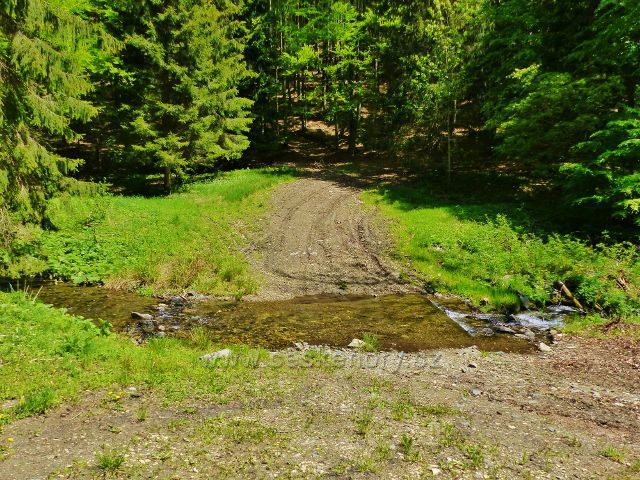 Staré Město - Brod přes Vrbenský potok.Pohled ze silničky na cestu z Adamovského hřbetu