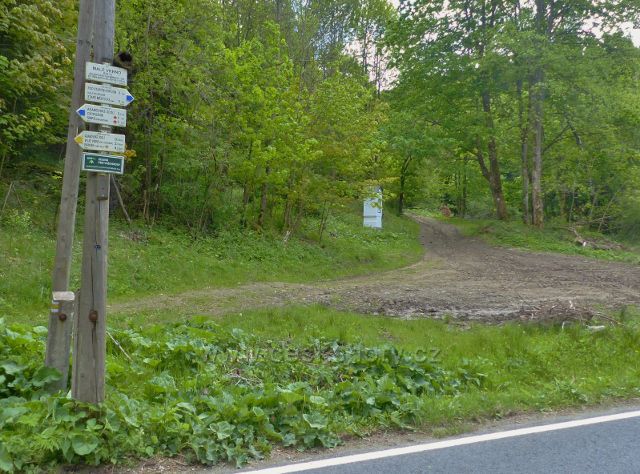 Staré Město - turistický rozcestník "Malé Vrbno 635 m.n.m. Něm.název osady Klein Wurben. Zal. r.1625.Býv.těžba grafitu a žel.rudy od 17.stol.