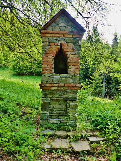 Malé Vrbno - torzo výklenkové kapličky u cesty po žluté TZ Medvědí roklí k sedlu Kutný vrch