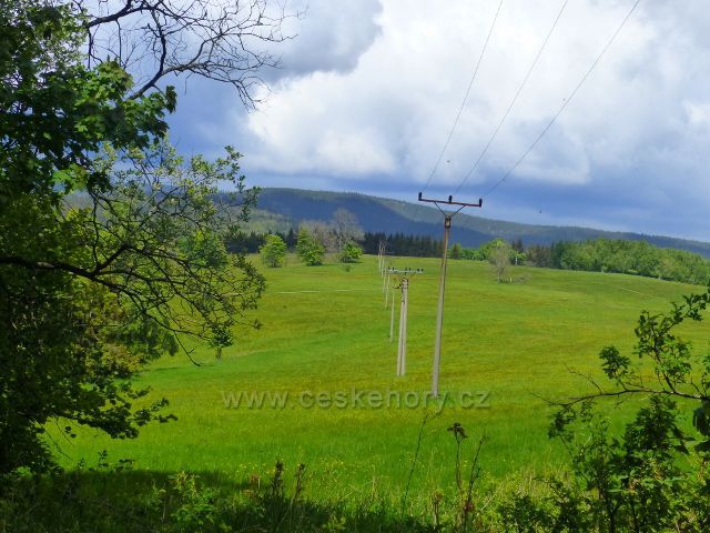 Malé Vrbno - elektrovod v sedle pod Kutným vrchem