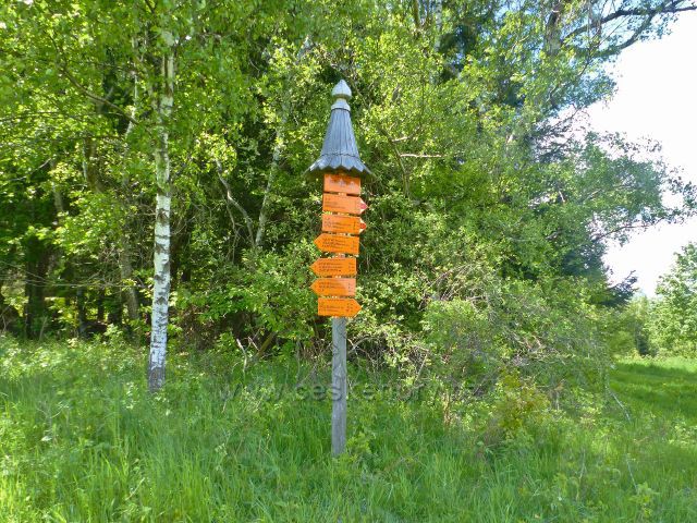 Lyžařský rozcestník v sedle Kutný vrch