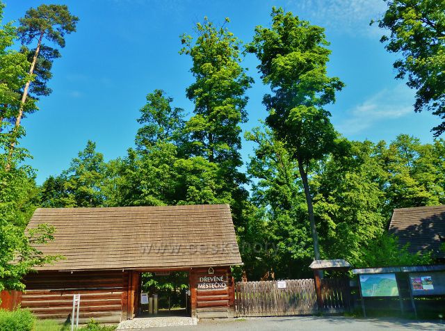 Valašské muzeum v přírodě - hlavní vchod do Dřevěného městečka