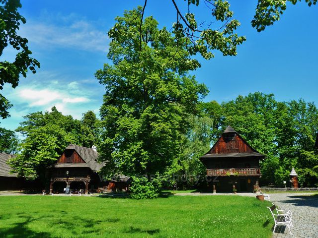 Valašské muzeum v přírodě - hostinec u Vašků,kuželna a Hospoda na posledním groši