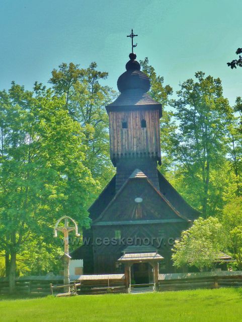 Valašské muzeum v přírodě - boží muka před kostelem sv.Anny z Větřkovic