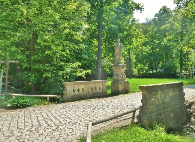Valašské muzeum v přírodě - socha sv.Jana Nepomuckého u mostku přes náhon z Rožnovské Bečvy