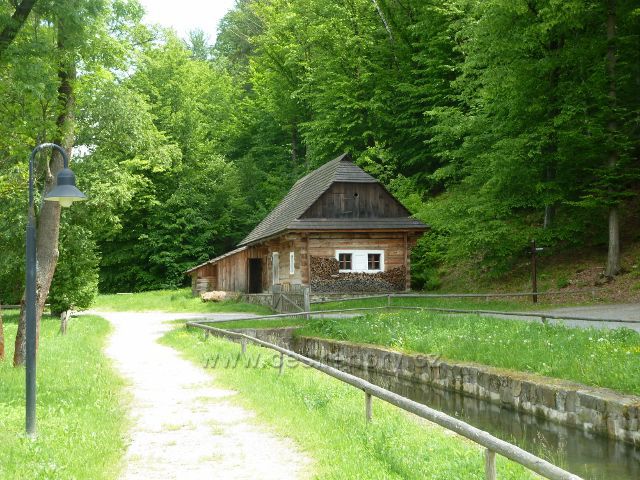 Rožnov pod Radhoštěm - Mlýnská dolina - pohled na obytný  dům z Trojanovic