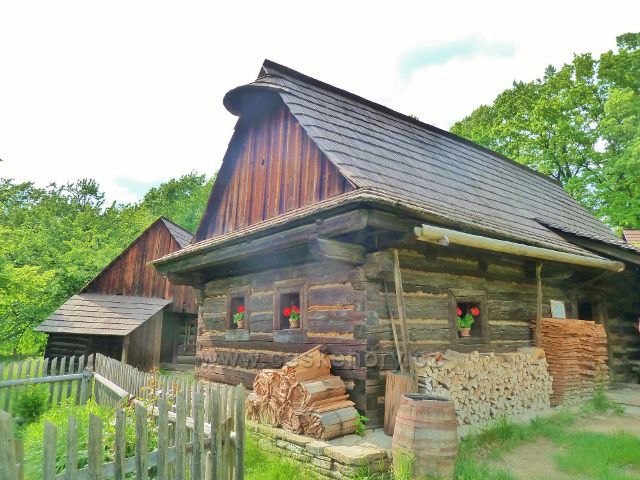 Rožnov pod Radhoštěm - Valašská dědina - sušárna ovoce ze Seninky