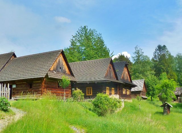 Rožnov pod Radhoštěm -Valašská dědina - chalupy z Nového Hrozénkova