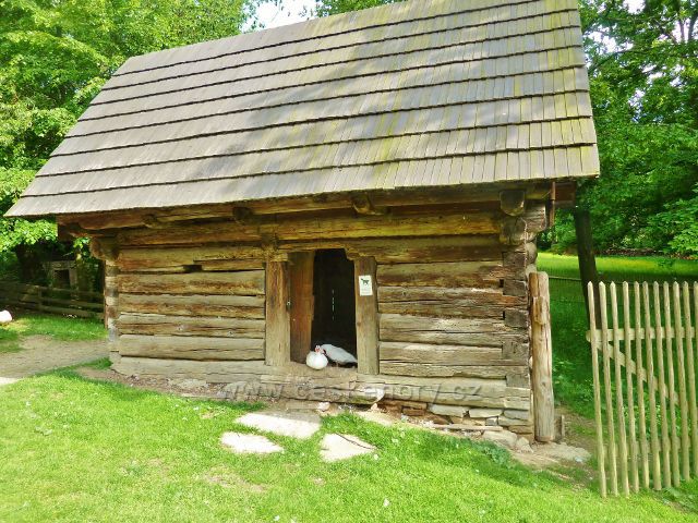 Rožnov pod Radhoštěm - Valašská dědina - chlívek pro kozu a drůbež