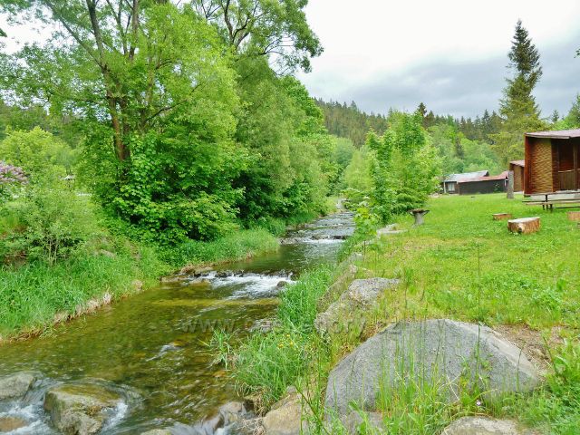 Prostřední Bečva - kempem Pod Pustevnami protéká říčka Kněhyně