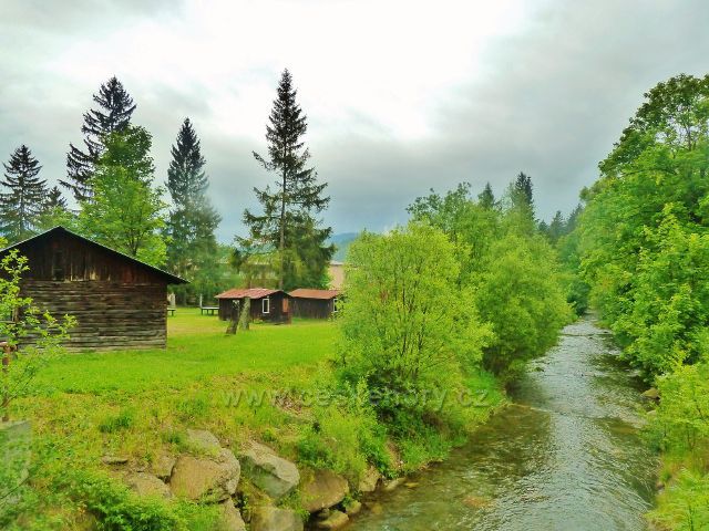 Prostřední Bečva - okrajem areálu kempu Pod Pustevnami protéká říčka Kněhyně