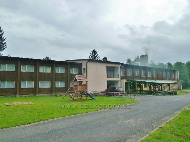 Prostřední Bečva - hlavní budova v areálu kempu Pod Pustevnami poskytuje vybavené zázemí pro ubytované.