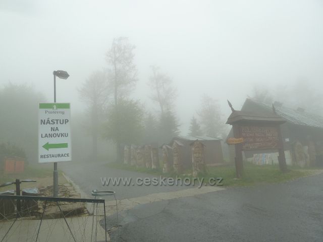 Na rozcestí před restaurací Pustevny