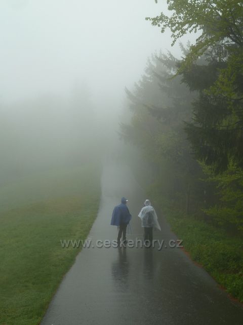 Radhošt- hřebenovou Cyrilometodějskou stezku pohlcuje mlha