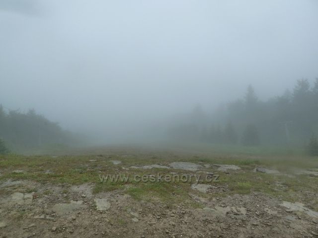 Radhošt - vyhlídkové místo 1103 m.n.m. na Cyrilometodějské stezce je obaleno mlhou