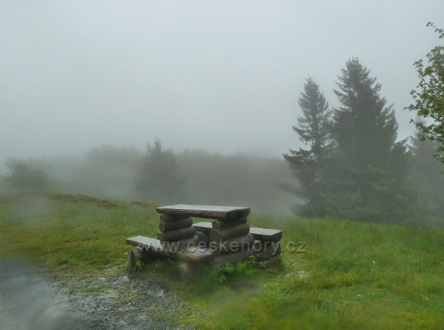 Odpočinkové místo na Cyrilometodějské stezce na hřebenu Radhoště je omýváno drobným,ale vytrvalým deštěm