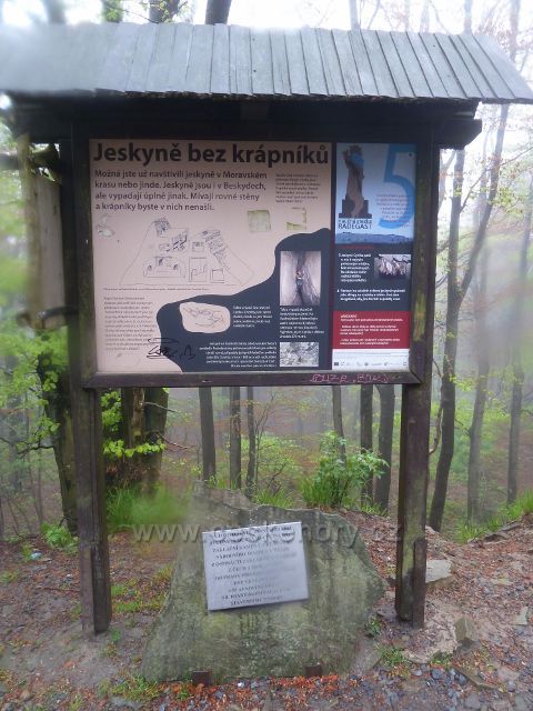 Radhošt - informační tabule o jeskyních v lokalitě Zaryje a pamětní deska na místě, odkud byl v dubnu 1868 vyzvednut jeden ze  základních kamenů pro stavbu ND v Praze