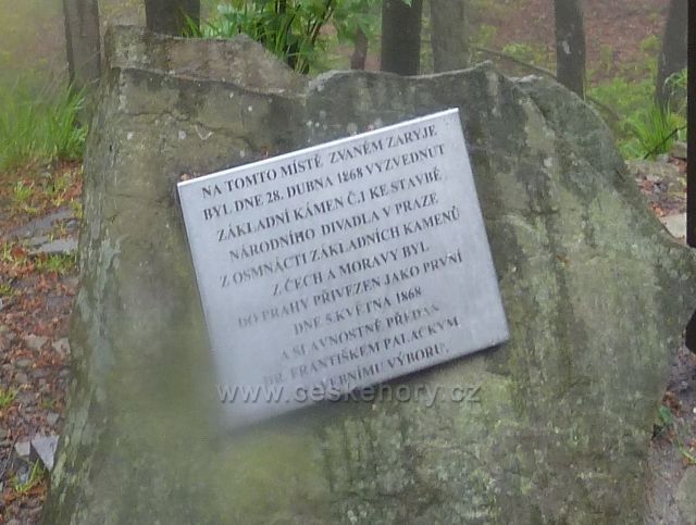 Radhošt - pamětní deska na místě vyzvednutí základního kamenu pro stavbu ND v Praze