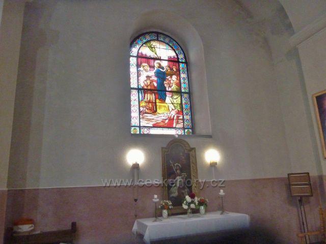 Radhošt - kaple sv. Cyrila a Metoděje je osazena výraznými vitrážovými okny