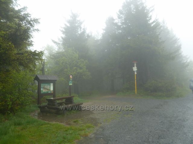 Rozcestí Radhošt-hřeben na modré a zelené TZ s informačním panelem a odpočívadlem
