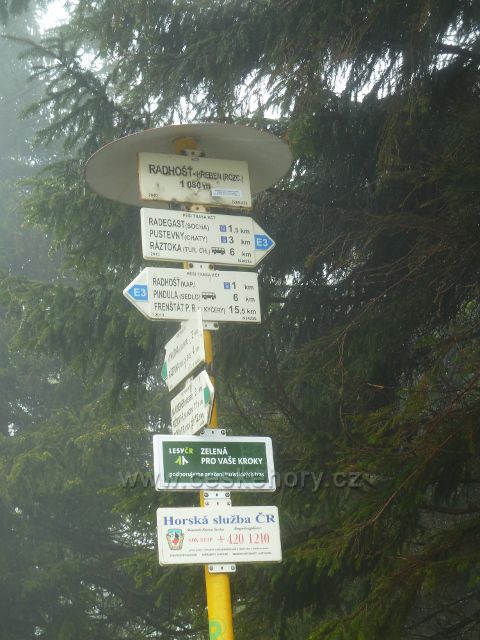Turistický rozcestník "Radhošt-hřeben(rozc.) 1080 m.n.m."