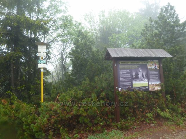 Turistický rozcestník "Radegast (socha) 1105 m.n.m."