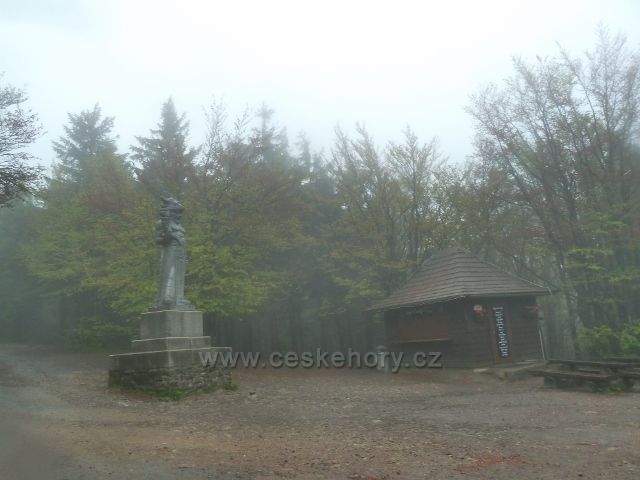 Socha Radegasta a prodejní stánek na Cyrilometodějské stezce