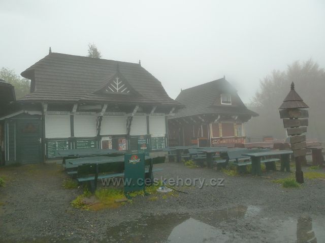Pustevny - lavice a stoly před "občerstvením" omývá drobný,ale vytrvalý déšť