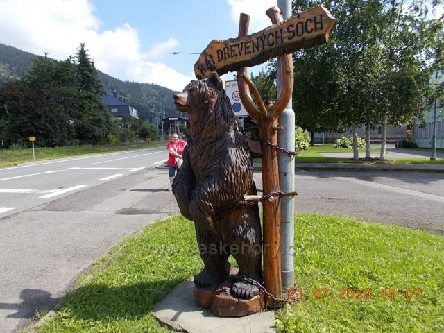 Beskydy Ostravice dřevěná socha Medvěd