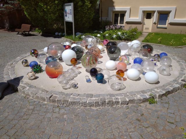 Foukané skleněné koule, výrobky studentů sklářského učiliště