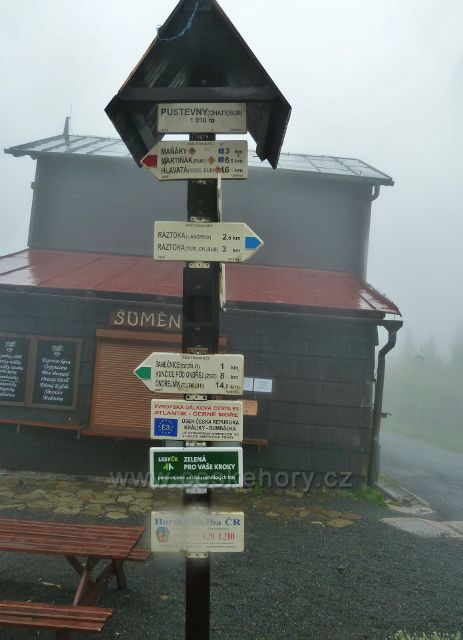 Pustevny - turistický rozcestník"Pustevny(chata,bus) 1010 m.n.m.