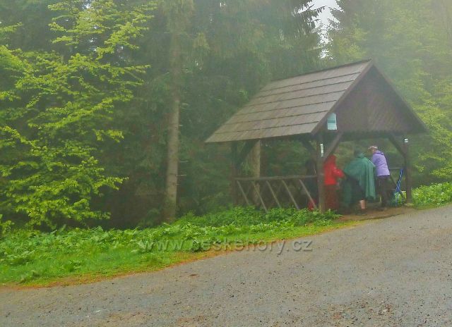 Turistický přístřešek v sedle Tanečnice plní svůj účel