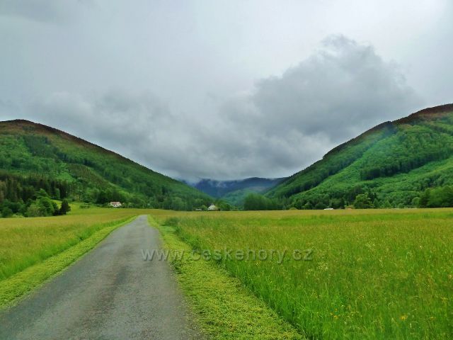Bystré - pohled do údolí Bystrého potoku mezi Velkou Stolovou a Nořičí horou