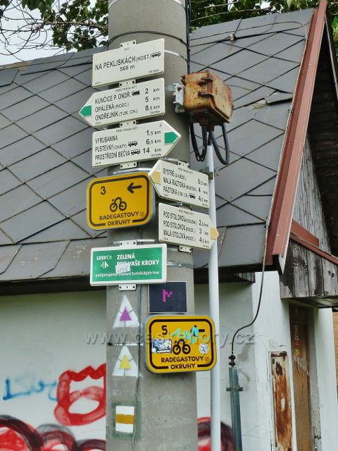 Bystré - turistický rozcestník "Na Pekliskách(host.,bus) 568 m.n.m."