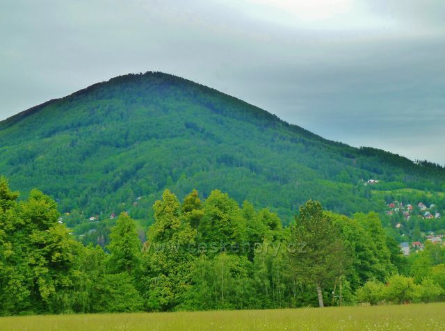 Kunčice pod Ondřejníkem - pohled k vrchu Skalka (964 m.n.m.)